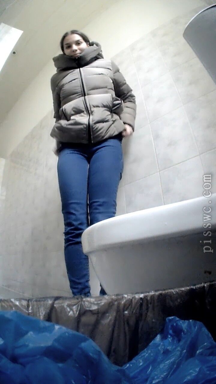 [1,07 GB] [PissWC.com] Versteckte Kamera in Damentoilette - 250 [2020 g., Piss, 720x1280p]