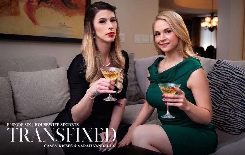 [909 MB] [transfixed.com / adulttime.com] Sarah Vandella, Casey Kisses - Housewife Secrets (2019-04-02) [2019, Transexuais, Travesti em Mulher, Loira, Mamas Grandes, Rim, Trabalho, Lambendo Buceta, Transgênero 