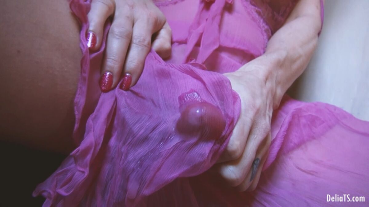 [890 MB] [Deliats.com] Delia Delions / Pink Silk Ruffles (08 mars 2018) [2018, SHEMALE, SOLO, 720P, SITERIP]