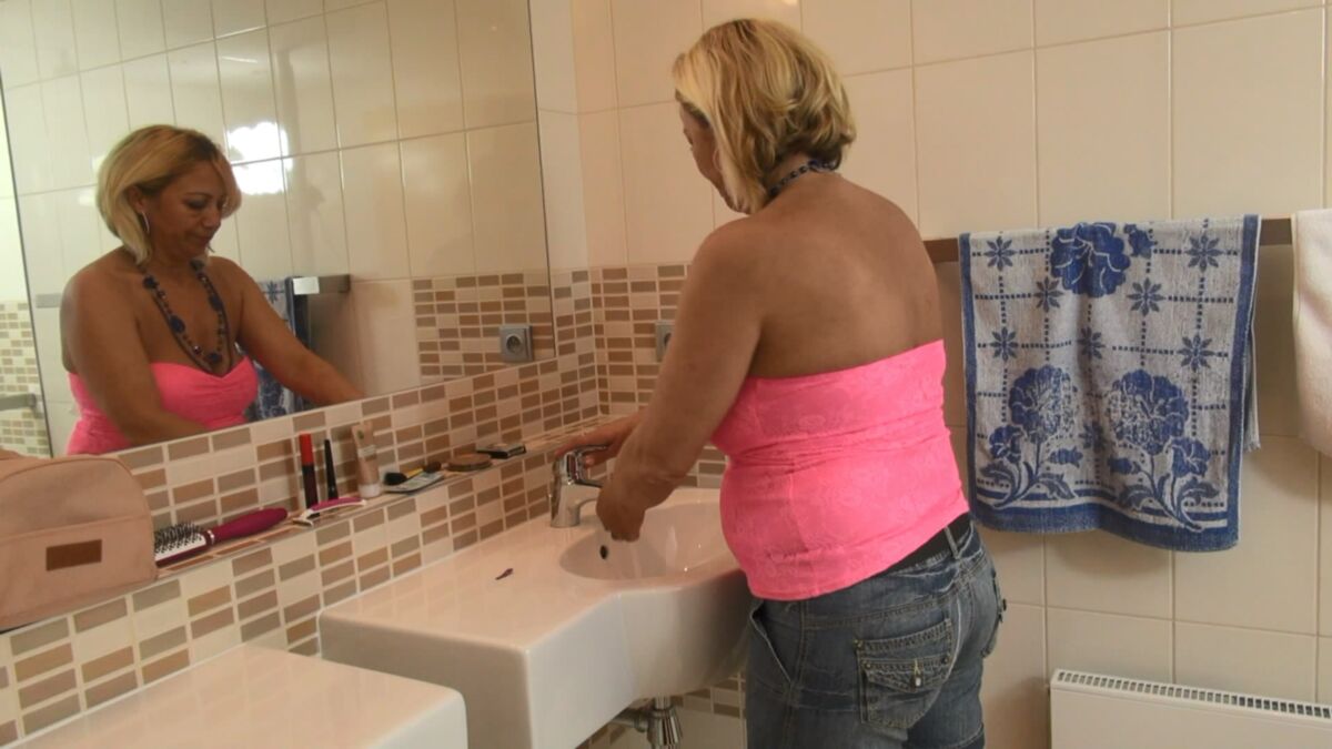 [388 MB] PJGirls.com Milada - WET JEANS (PJGirls) [2013, Loira, Mijando Maduro, Fetiche, 1080p, MPG-TBP]