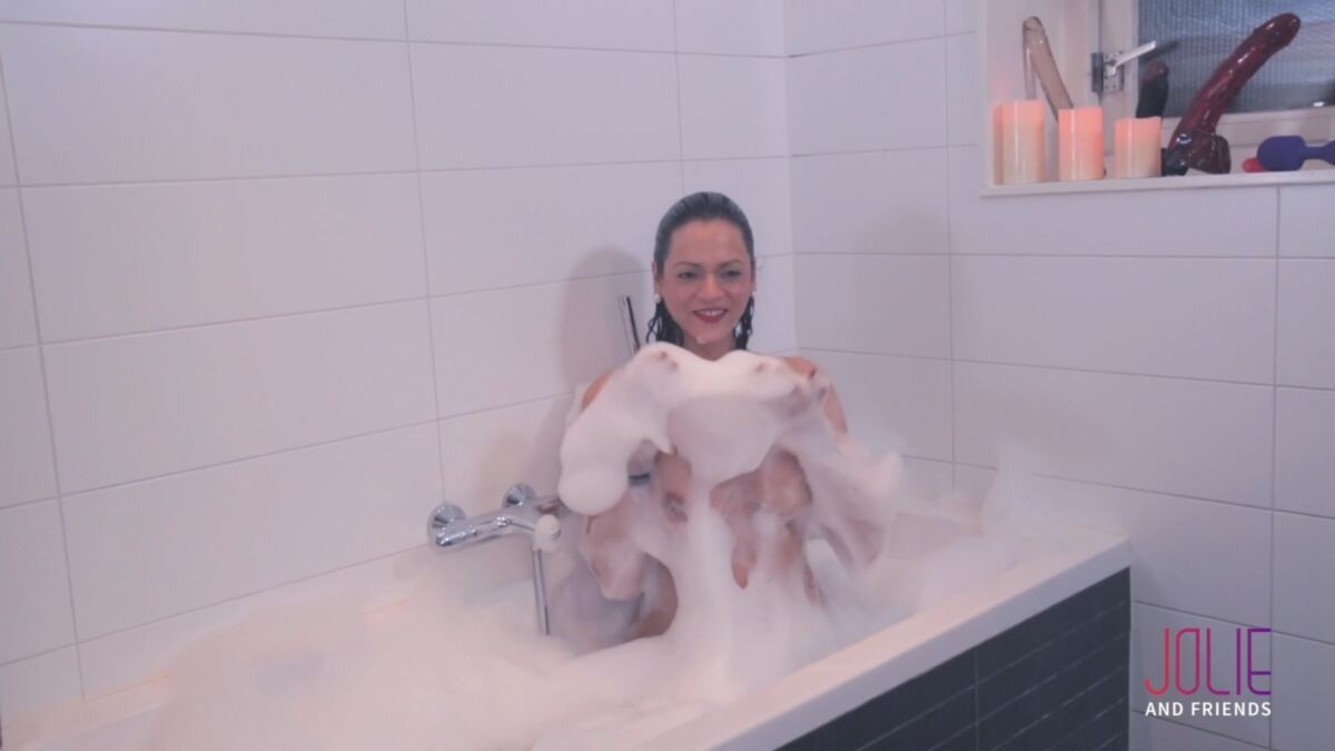 [712 Mo] [jolieandfriends.com] Camilla Jolie / Camilla prenant un bain (14 octobre 2017) [2017, Shemale, Solo, Lick Gode, 1080p, SiteRip]