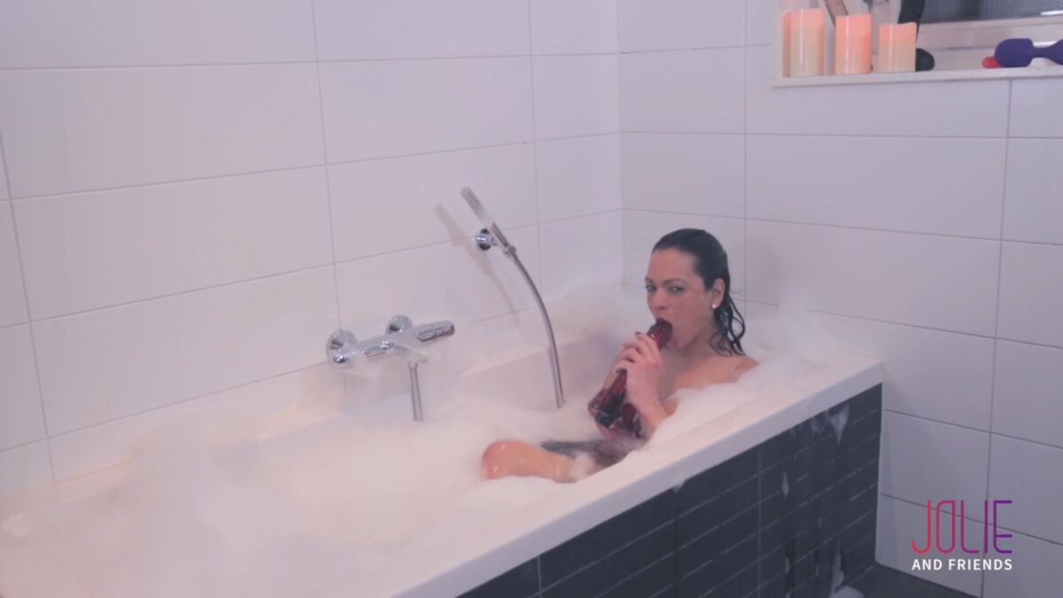 [712 Mo] [jolieandfriends.com] Camilla Jolie / Camilla prenant un bain (14 octobre 2017) [2017, Shemale, Solo, Lick Gode, 1080p, SiteRip]