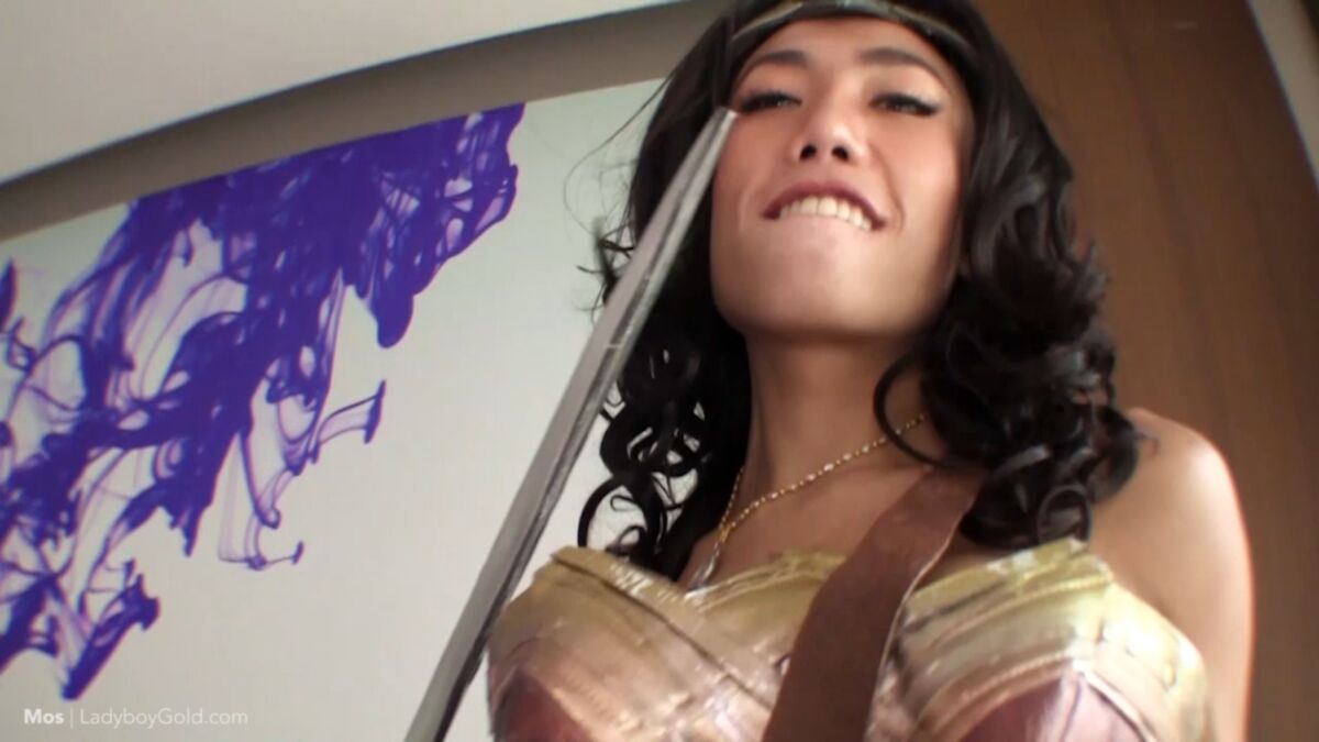 [892 MB] [LadyBoyGold.com] MOS / Wonder Woman Bareback Topping (21 Nov 2017) [2017, Asian Ladyboy On Male Hardcore Bareback POV, 720p, SiteRip]