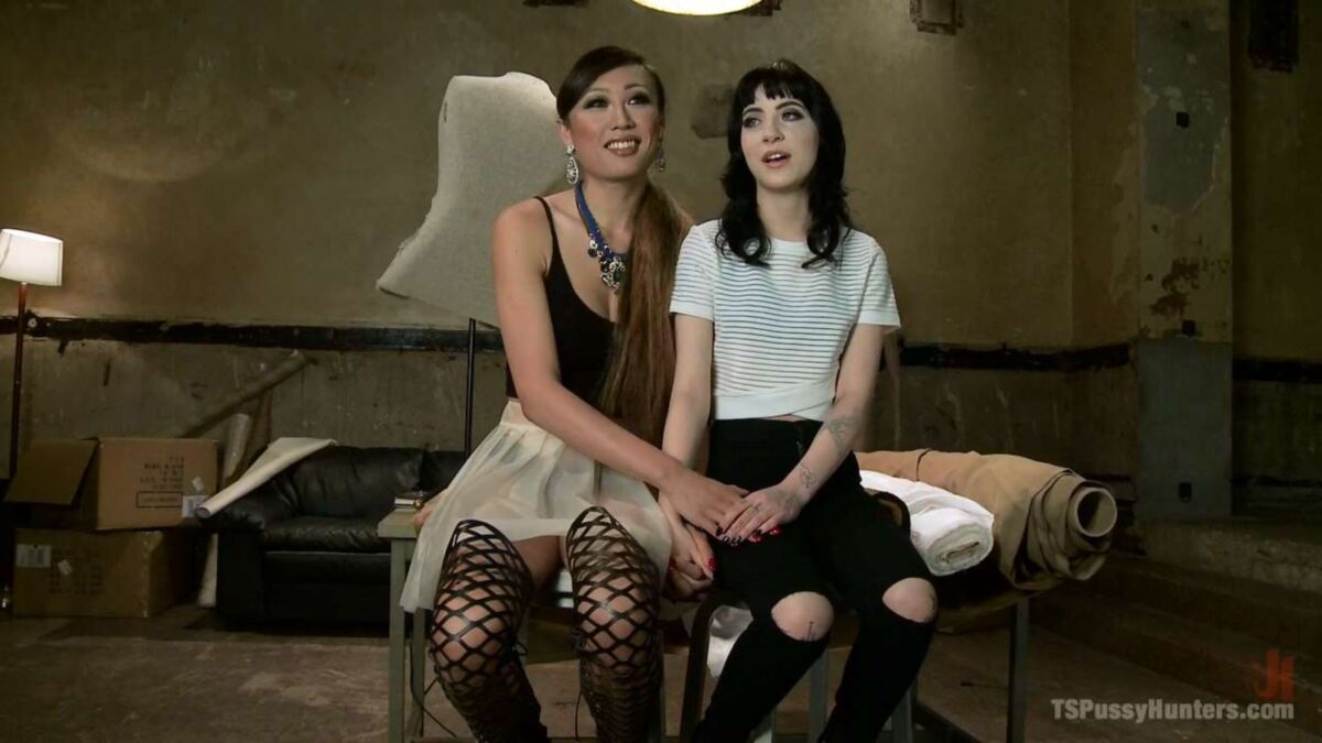 [1,48 Go] [tspussyhunters.com / kink.com] Venus Lux et Charlotte Sartre - Une fashionista reçoit une tarte à la crème de styliste dans sa chatte d'un modèle chaud (29 avril 2016) [SHEMALE ON FEMALE, 720P]