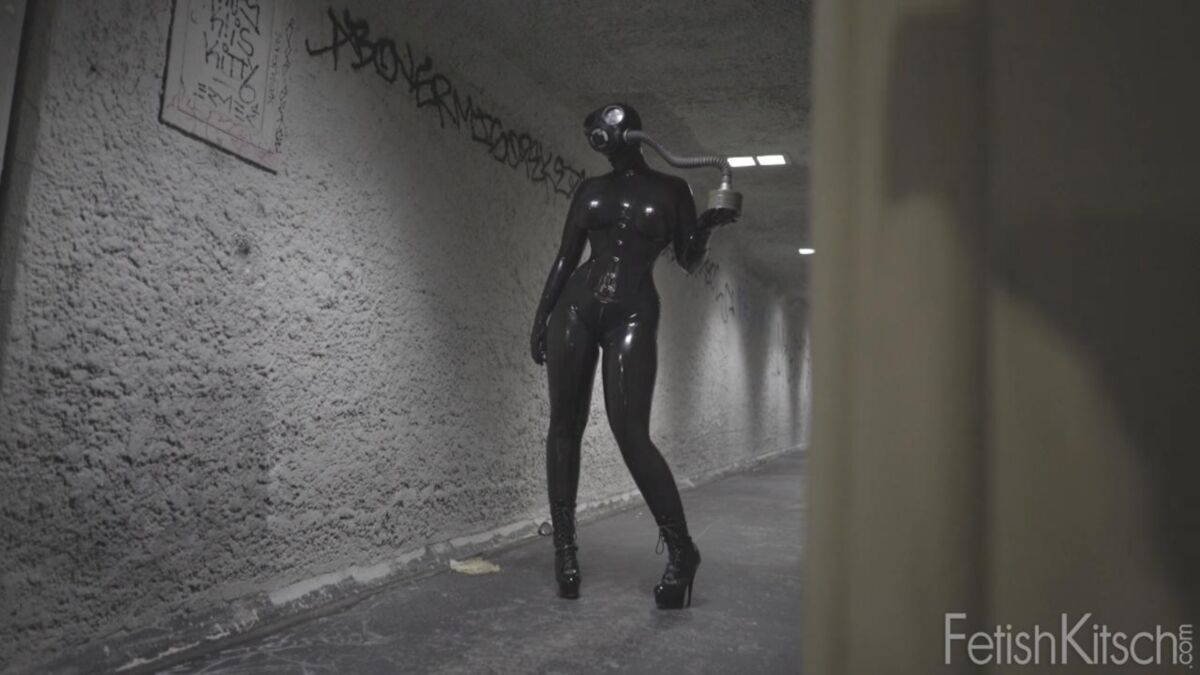 [575 MB] [fetishkitsch.com] Miss Kitsch - Tunnel Vision / Tunnel view [20-02-2016, Fetish, Latex, Rubber, 720p, SiteRip]