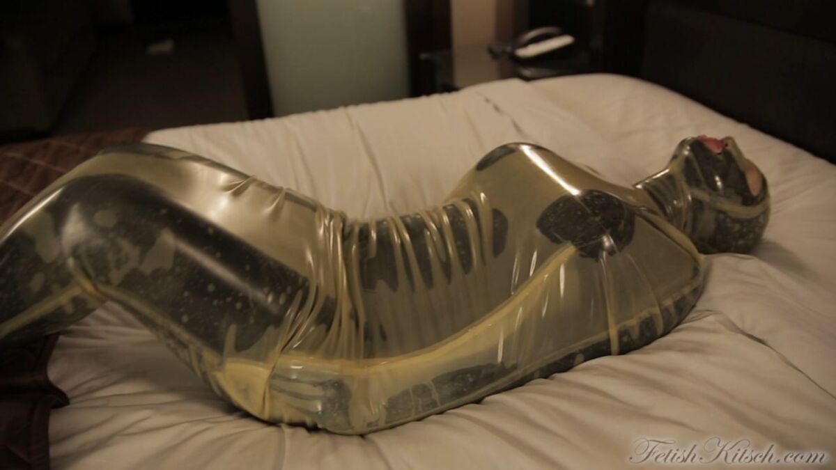 [928 MB] [fetishkitsch.com] Miss Kitsch - Cocooned / Wrapped [12.12.2013, Fetisch, Latex, Gummi, 720p, SiteRip]