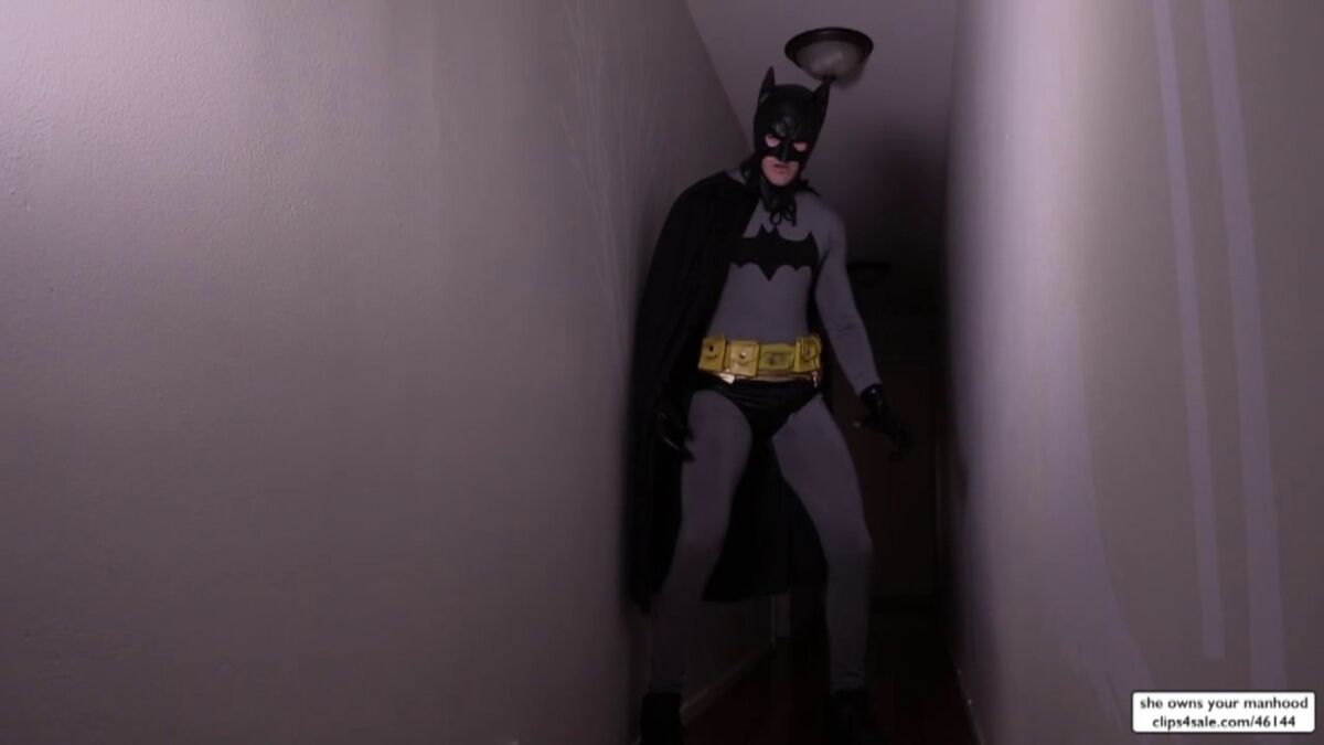 [694 MB] Demon Lilith seduce a Batman / Demon Lilith seduce a Batman (SweetFemdom.com) [2016, mamada, comer semen, medias de red, lencería, sentarse en la cara, dominación femenina, 720p, SiteRip]