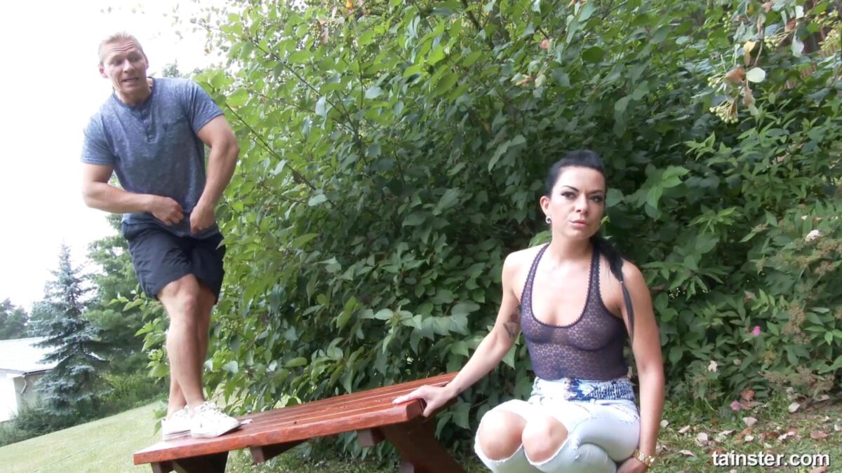 [1.06 GB] [PissingInAction.Net / Tainster.com] Acción de orinar en el jardín [1080p /30.09.2016, Sexo duro, Facial, Fetiche de orina, Fetiche de orina, Morena, Al aire libre, Orinar, Tacones altos, Tatuaje, Coño afeitado, Oral 