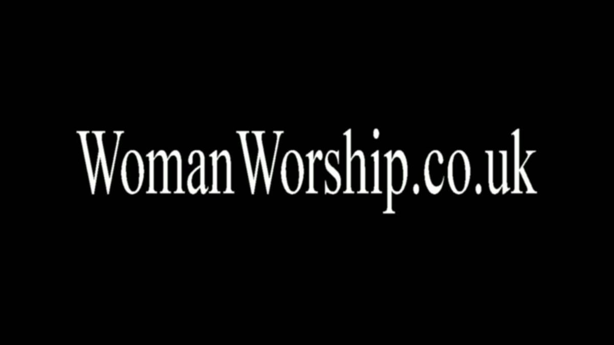 [623 MB] [WomanWorship.co.uk] Maîtresse Morrigan / Léchage de pieds pour maîtresse / Adoration de la femme et de ses belles jambes.Nouveau ! 