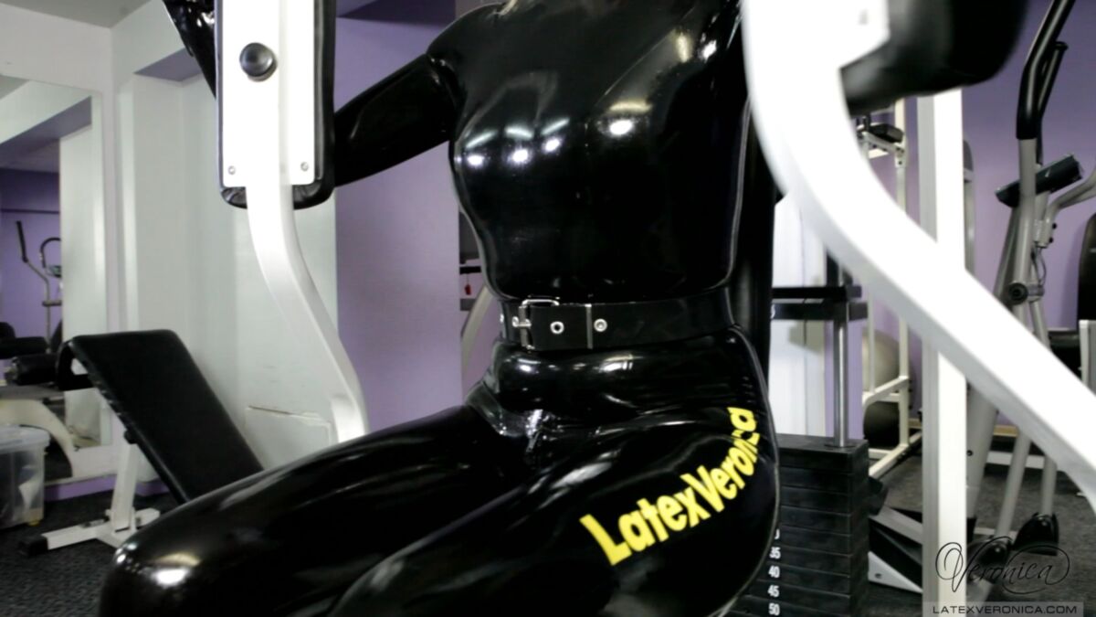 [1,62 GB] [LATEXVERONICA.COM] WET LATEX IN THE GYM [2014, Fetisch, LaTeX, Sport, 1080p]