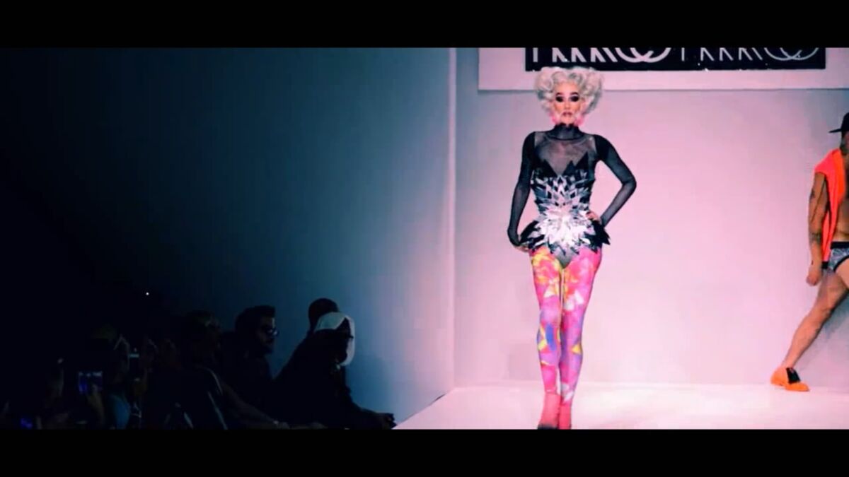 [133 MB] Travese Show Marco Marco en la Semana de la Moda de Los Ángeles / Marco Marco Drag Queen Show @ Fashion Week La [2014, Sin desnudos, Moda, Drag Queen, Travesti, FEMBOY, Disfraces, Pasarela, HD 720p, SiteRip]