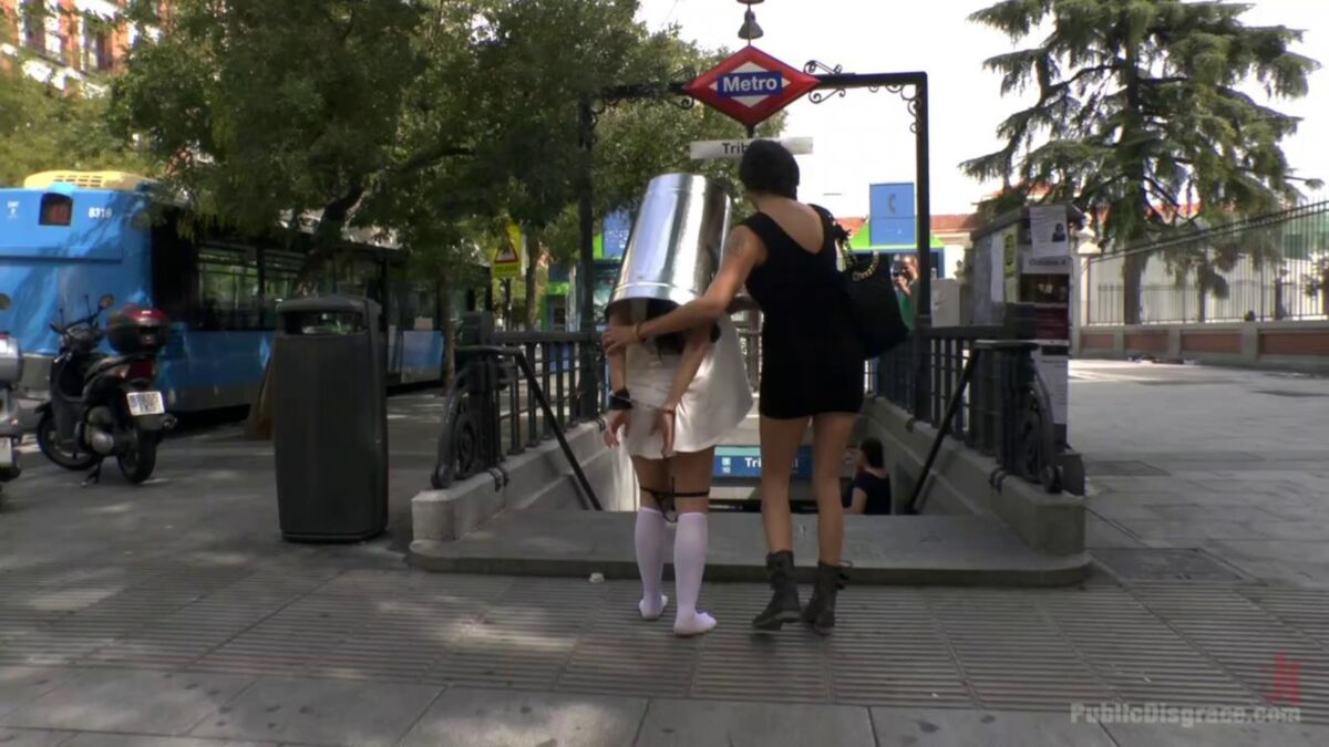 [2,12 GB] [PublicDisgrace.com / kink.com] 5 de dezembro de 2014 - Princesa Donna Dolore, Steve Holmes e Chiara Diletto / Sexy espanhola vagabunda Chiara totalmente exposta nas ruas de Madrid / 36936 [2014, BDSM, Público, Humilhação, 