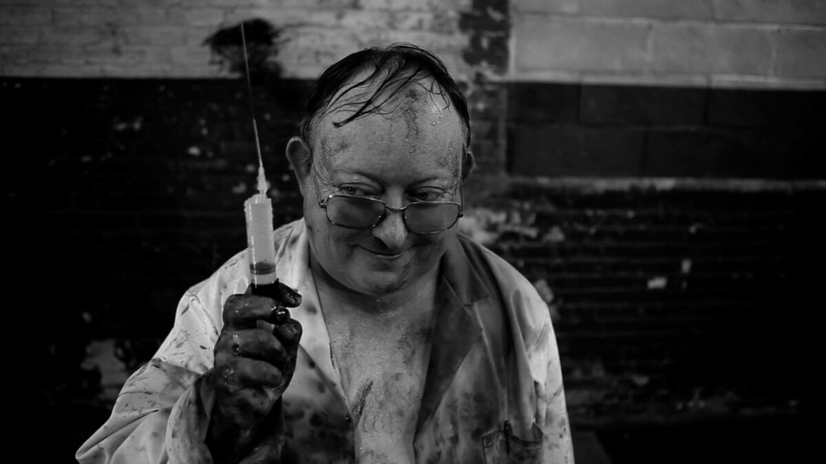 [3,28 GB] The Human Centipede II (Full Sequence) / Human Multious Digital 2 (versão de diretório estendido) (Tom Six / Tom Six, Six Entertainment) [2011, BDSM, Terror, Suspense, Fetiche, Copro 720p]