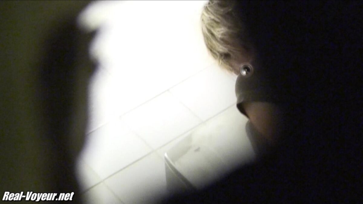 [1,04 GB] [Real-voyeur.net] RV12-b 141-150 10 Clips / Versteckte Kamera in Damentoilette (Real-Voyeur) [2012 g., Pinkelnder Voyeur]