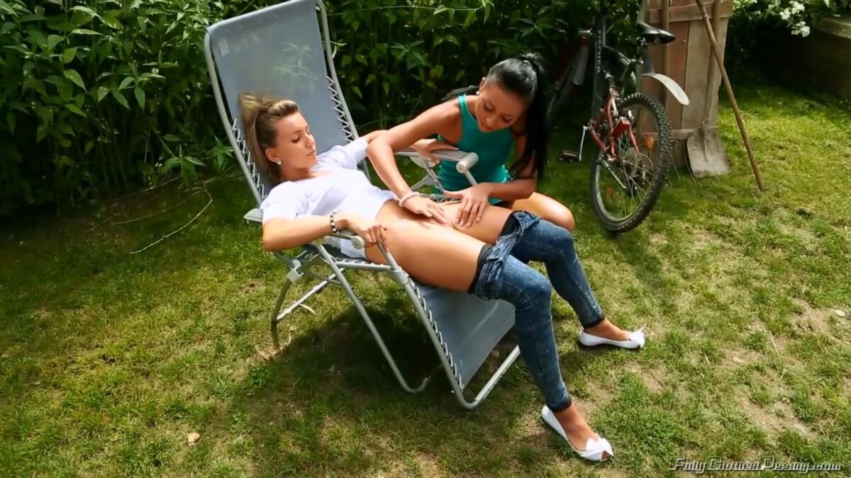 [779 MB] [Fullyclothedpissing.com / Tainster.com] Hübsche Pisser erfreuen diese Fotzen (Bailey, Nessy) [(08.08.2013) Blusen, Sex in voller Kleidung, Pissen, Lesbensex, Teen (18) ,. 