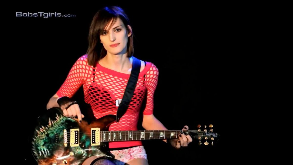 [649 MB] [bobs-tgirls.com] Bird Mountain - Tocar guitarra y consolador (14.10.2013) [Transsexual, Transexual, Solo, Alta, Delgada, Totalmente natural, Juguetes, Consolador, Masturbación, SiteRip, 720p]