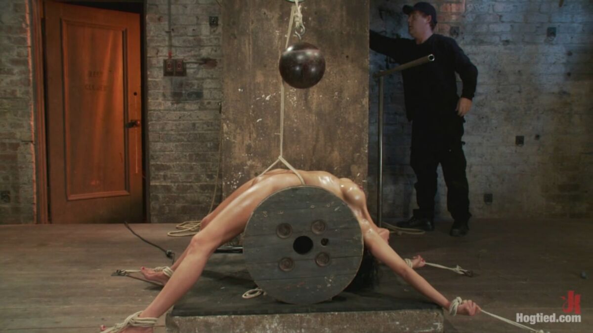 [750 MB] [Hogtied.com / Kink.com] Beretta James (Sexy Brünette erlebt Nippelfolter, brutale Schrittseile und extremes Bondage / 24.11.2011) [2011 g., BDSM, Bondage, Hardcore, Domination, HDRip, 720p]