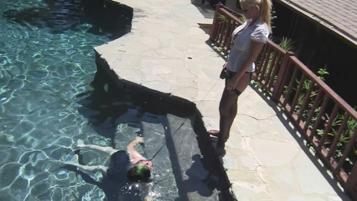 [433 MB] [TheVenusGirls.com] Sophie Dee - Step-Mamas Little Cum Cleaner / Sophie Dee dá uma lambida entre as pernas e se afoga na piscina - cadeiras de rodas invlida [2010, Femdom, corno, meia, cunilingus, humilhado, fetiche por pés 