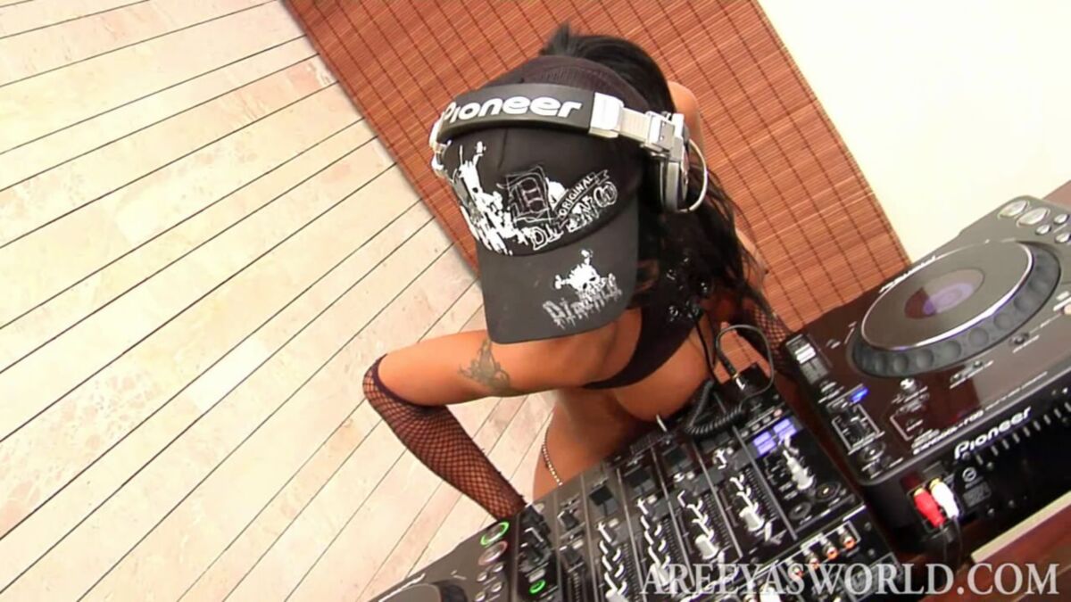 [407 MB] [AreeyasWorld.com] Areeya's World - DJ Areeya (Areeya's World) [2008、Ladyboy Superstar (Shemale / Trans)、720p]