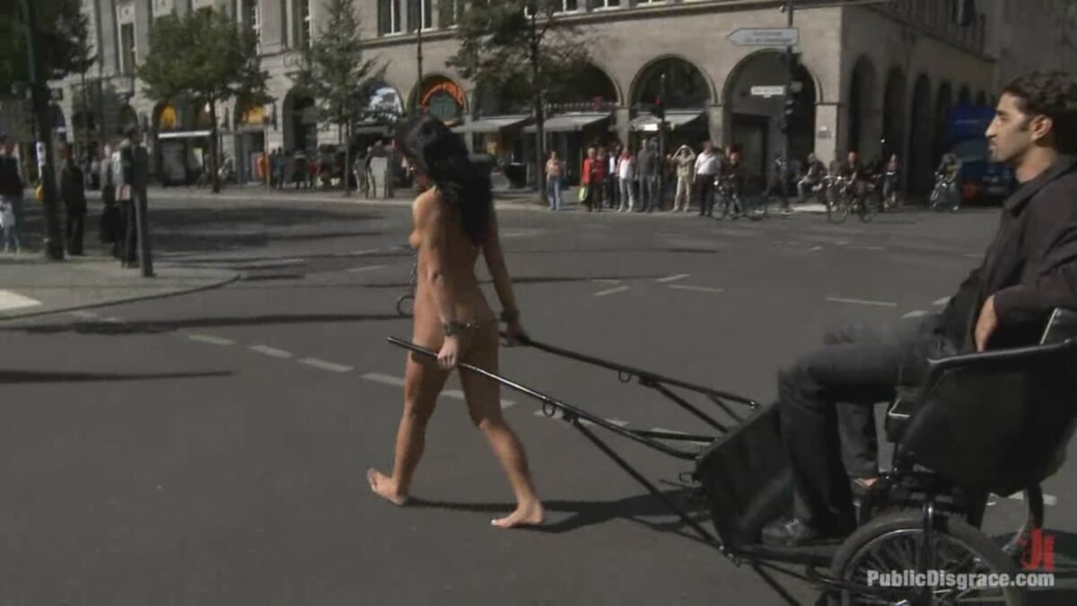 [658 Mo] [PublicDisgrace.com / Kink.com] Amabella (Ride the Pony / 28.01.11) [2011., BDSM, Public, Anal, Gorge profonde, Hardcore, 720p]