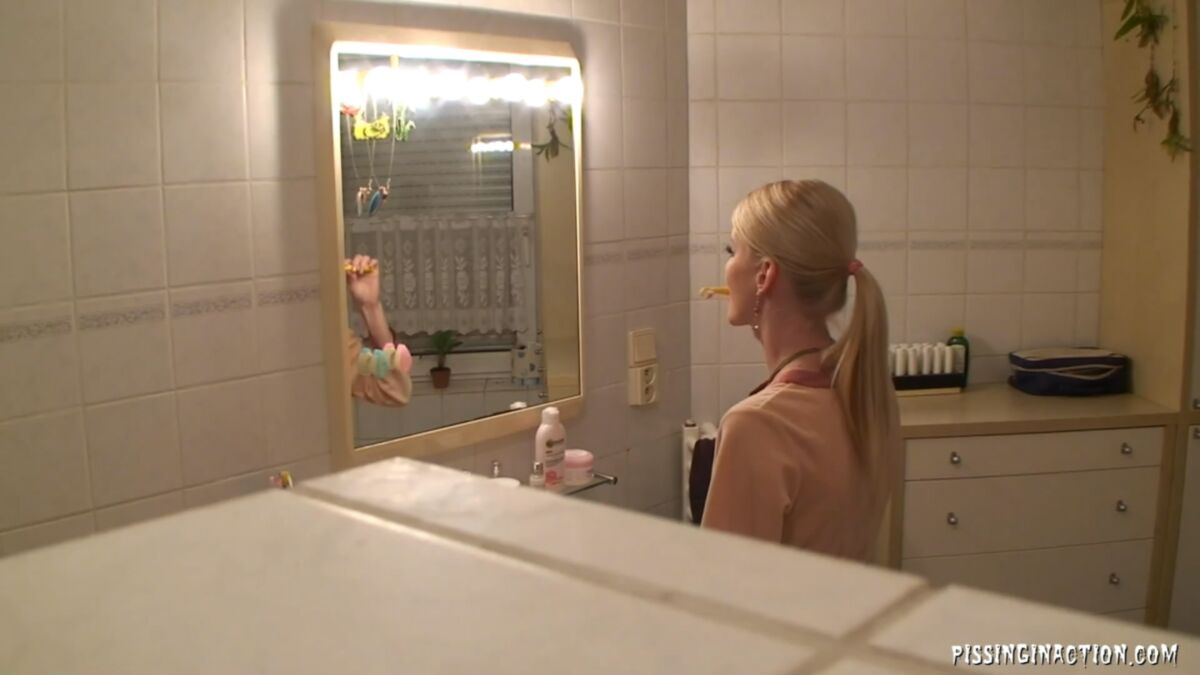 [1,41 Go] [PissingInAction.com / Tainster.com] Kate (Regarde dans mes yeux pendant que tu pisses ! / Pia2011-01-28) [2011, Sex, Pissing, HDRip, 1080p]