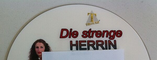 Die Strenge Herrin / Strict Mistress (Trimax) [2011, femdom, BDSM, Fetiche, Cera, Juguetes, DVDRip]