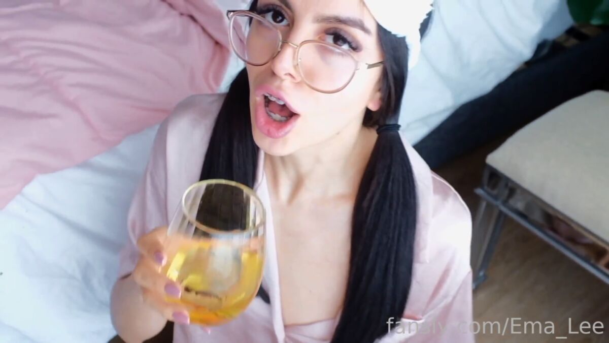 [Fansly.com] EMA LEE – AUFWACHEN mit EINEM GLAS heißer gelber Pisse [2021, Pisse, Pisse trinken, Brille, Zahnspange, 1080p, Web -Dl]